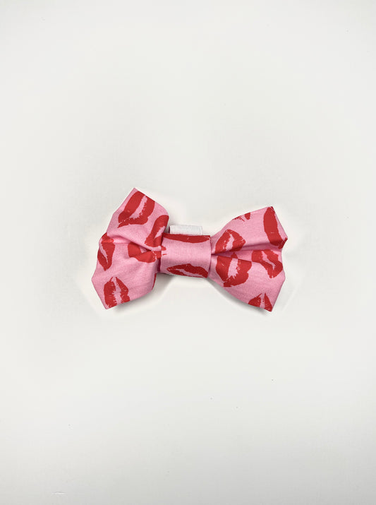 Pink kiss bow tie